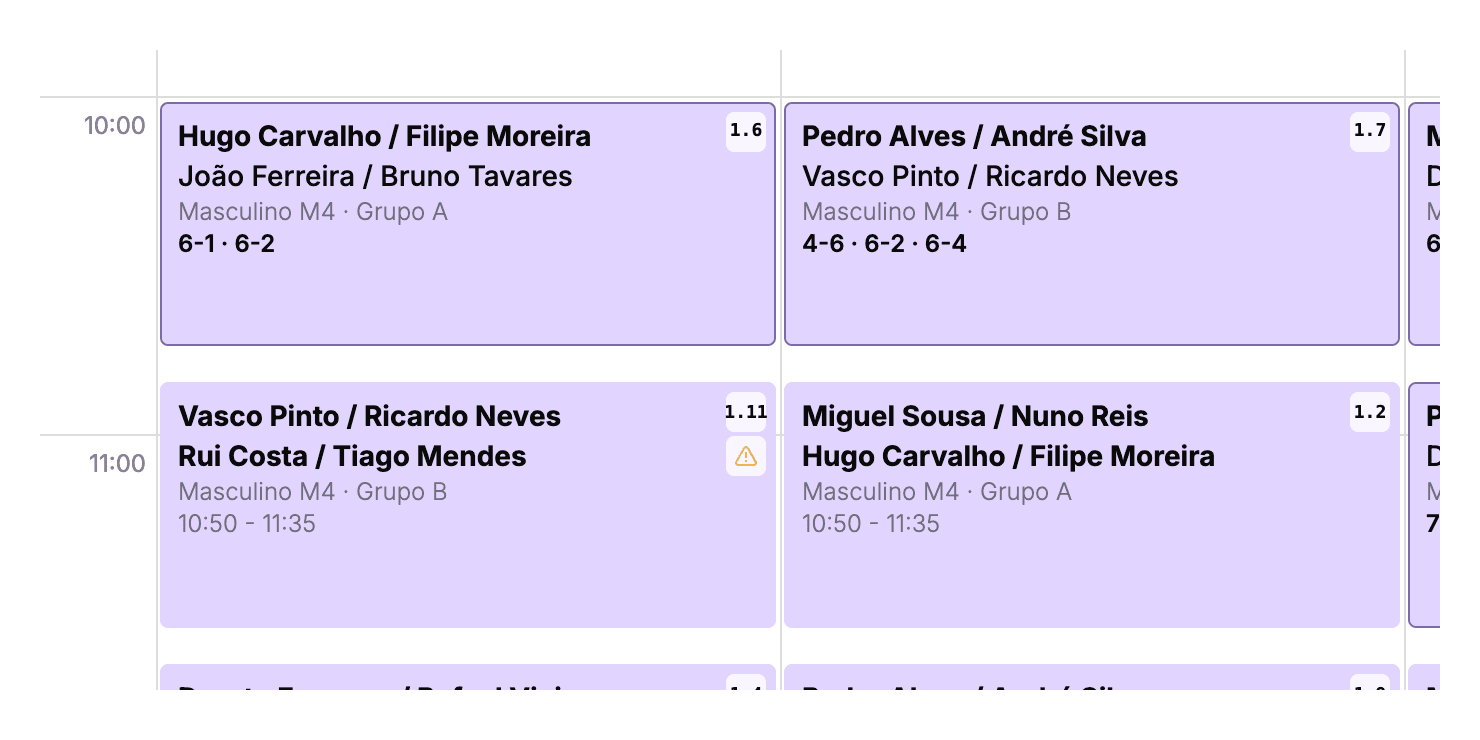 Cartões lilás de jogos de torneio no calendário por campo, com duplas, grupo, hora e número do jogo