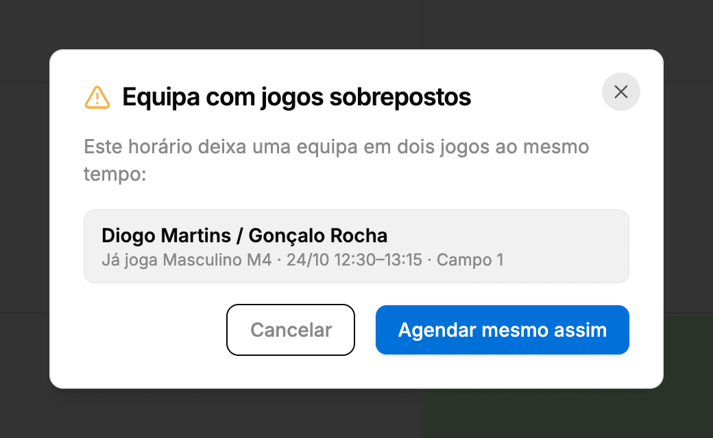 Diálogo do Smashpro «Equipa com jogos sobrepostos» ao agendar uma dupla que já joga à mesma hora noutro campo, com as opções Cancelar e Agendar mesmo assim